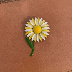Vintage 1960s Daisy Flower Brooch